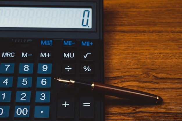 Pluma estilográfica o tinta con calculadora en madera