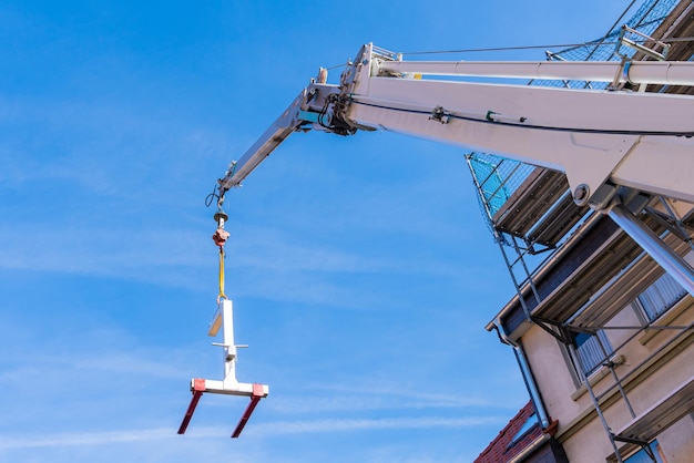 Pluma de grúa de construcción con alimentador de carga