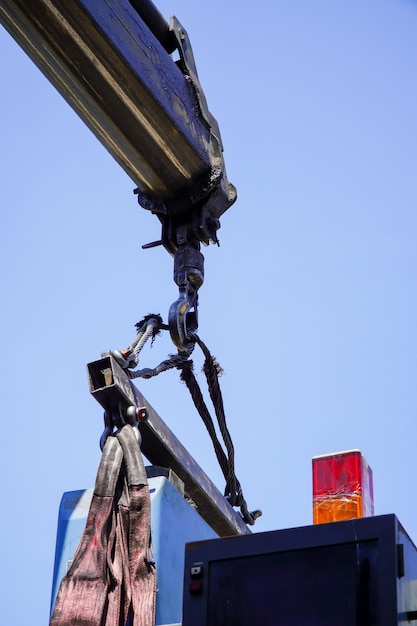 Foto pluma de grúa con fondo de cielo azul de gancho aisladoelementos de piezas de conexión de cadena de bucle de gancho de grúa