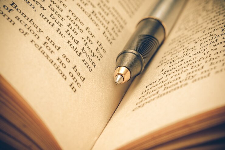pluma y libro con efecto de filtro retro estilo vintage