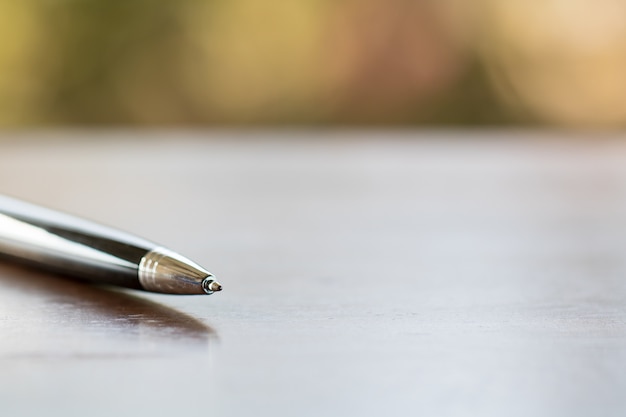 Pluma en la mesa de madera.