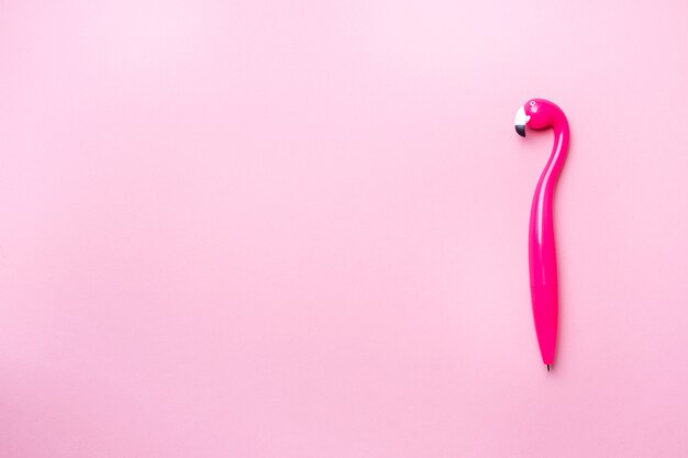 Pluma rosa flamenco en rosa. fondo con copyspace