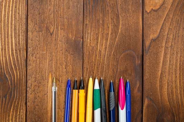 Foto plumas diferentes sobre fondo de madera