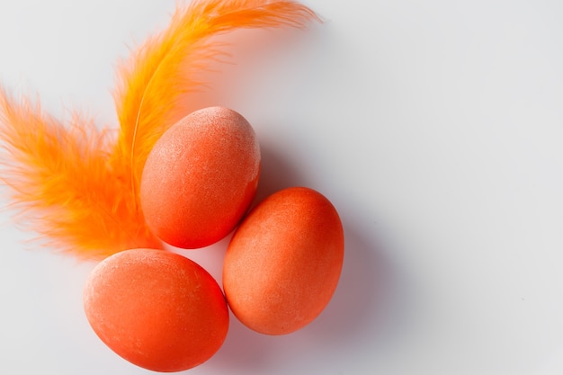 Plumas y huevos de pascua naranja