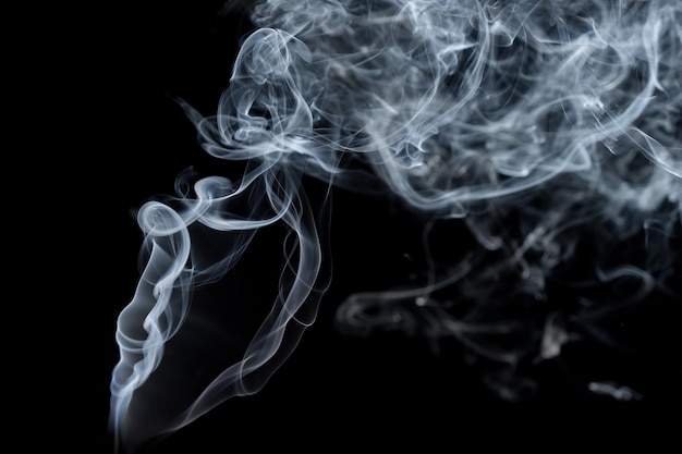 Plumas torcidas de movimento de fumaça de fumaça em um fundo preto Linhas de fumaça abstratas