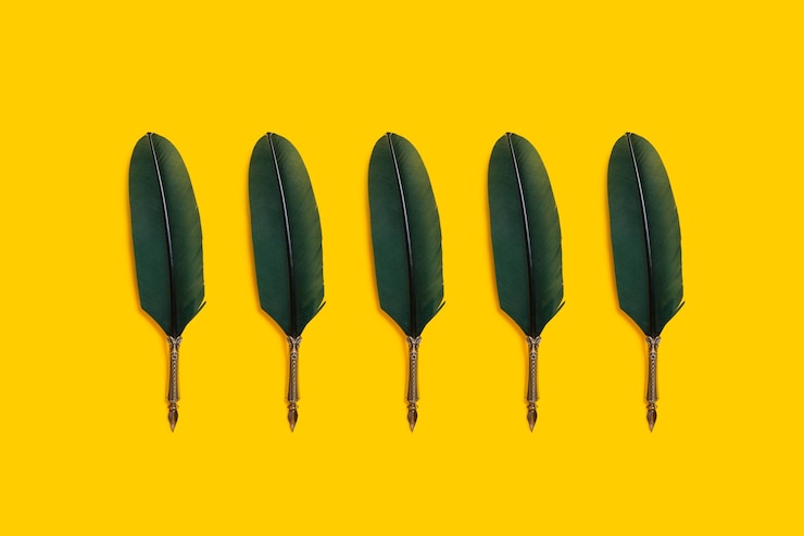 Foto plumas verdes organizadas en una fila sobre fondo amarillo