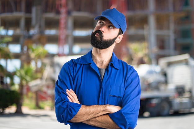 Plumber pensando em fundo não focado