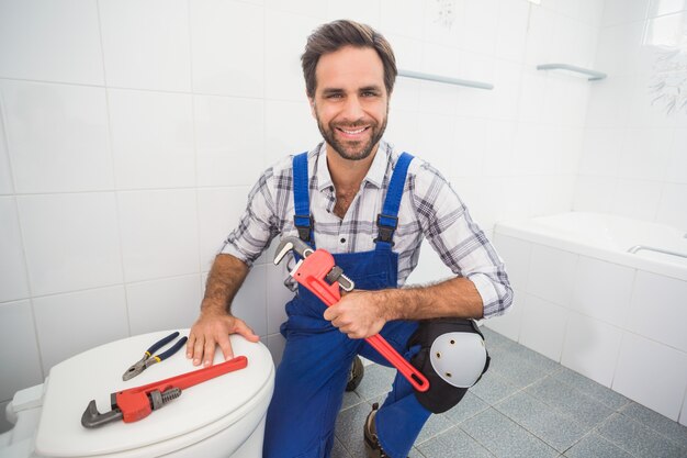 Plumber sorrindo para a câmera