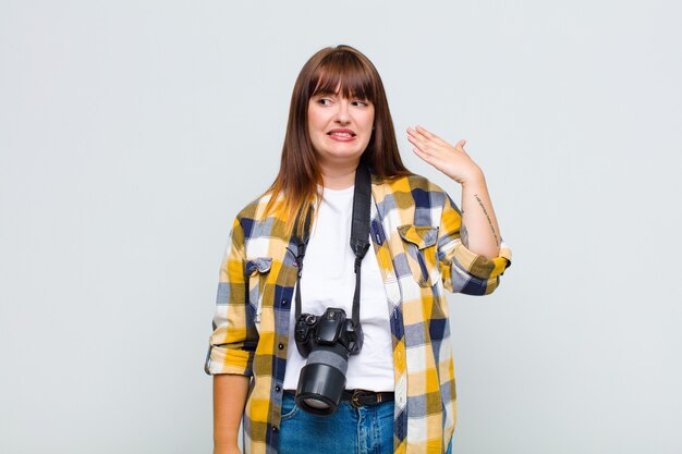 Foto plus size frau fühlt sich gestresst, ängstlich, müde und frustriert, zieht den hemdhals und sieht frustriert vor problem aus