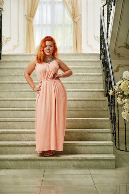 Plus-Size-Mode-Model, dicke Frau auf luxuriösem Interieur, übergewichtiger weiblicher Körper, professionelles Make-up und Frisur.