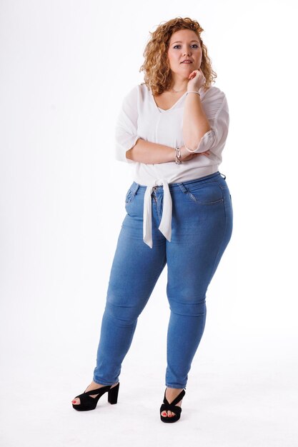 Plus-Size-Model, fette Frau in Denim-Kleidung und weißem Hemd auf weißem Hintergrund, übergewichtiger weiblicher Körper