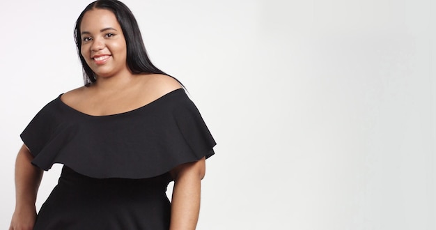 Plus-Size-Model im Studio-Shooting glücklich lächelnd