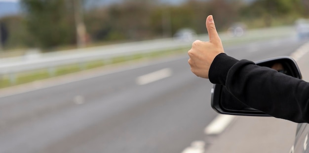 Pluszeichen im Autofenster auf der Straße