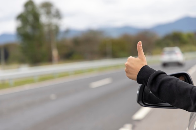 Pluszeichen im Autofenster auf der Straße