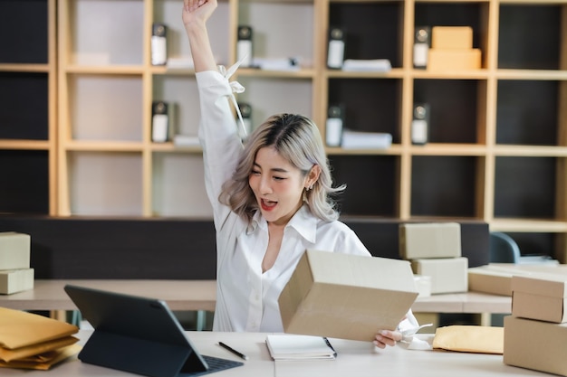 PME mulher de negócios asiática feliz verificação de inicialização proprietário de pequenas empresas empreendedor ecommerce ordem de marketing de pacote xA