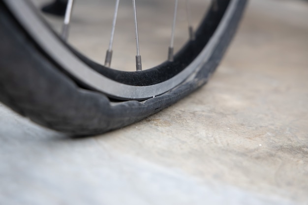 Pneu de bicicleta na rua