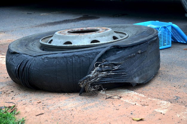 Pneu de roda de ônibus quebrado e explosão na estrada na zona rural da tailândia