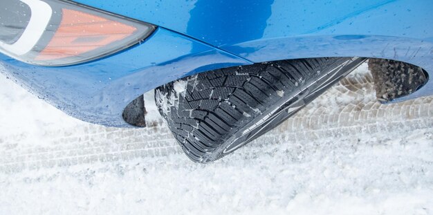 Pneumático de carro no inverno na estrada