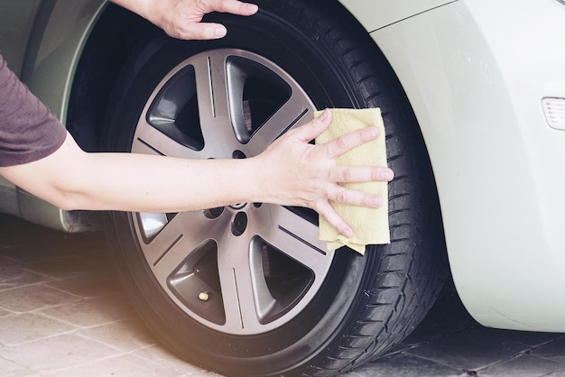 Pneus de automóvel cortados para limpeza manual