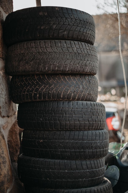 Pneus de carros velhos empilhados uns sobre os outros