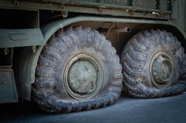 Pneus furados em equipamentos militares antigos Fragmento de um carro do exército quebrado