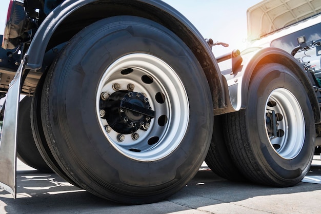 Pneus Grandes Rodas Semi Caminhão. Borracha, Pneus de Veículos. Logística de transporte de caminhões de carga.