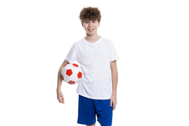 PNG de un adolescente jugando al fútbol aislado sobre un fondo blanco
