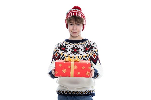 PNG de un adolescente con ropa de Navidad aislado sobre un fondo blanco