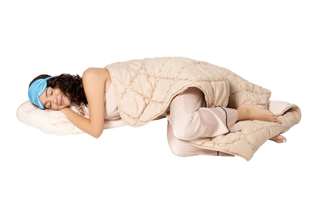 PNG chica en pijama durmiendo aislado sobre fondo blanco