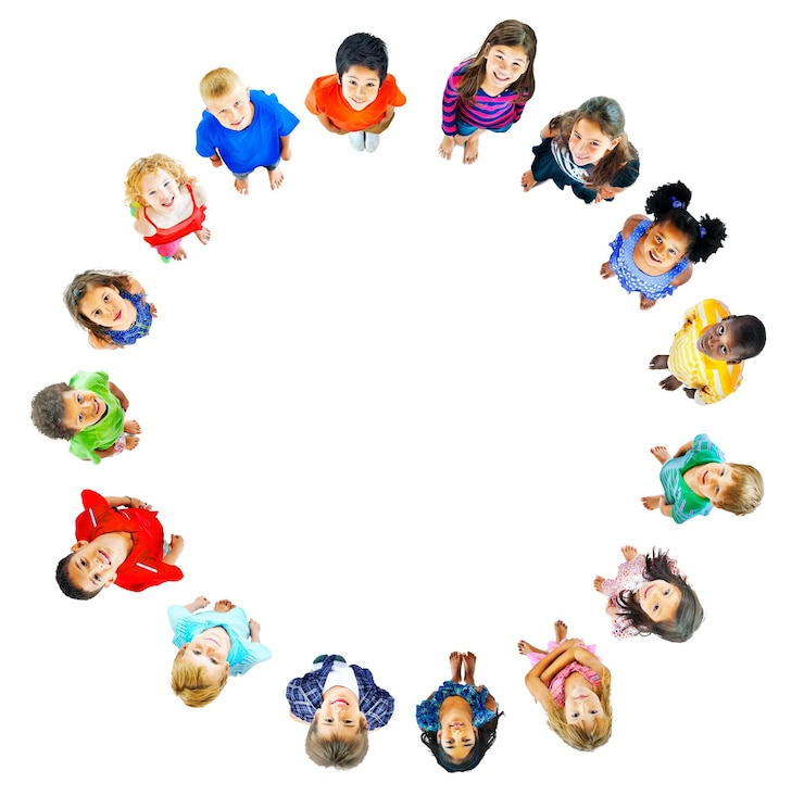 Foto png crianças diversas em círculo de fundo transparente