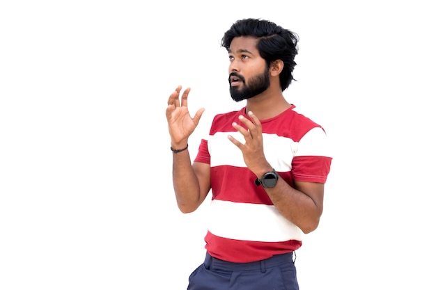 Png de um homem com barba e camisa vermelha e branca está fazendo um gesto com as mãos enquanto está de pé