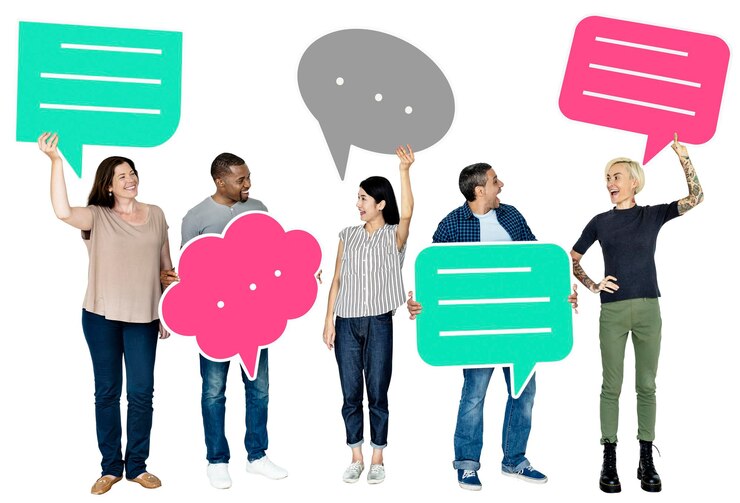 Foto png diversas personas sosteniendo íconos de burbujas de habla fondo transparente