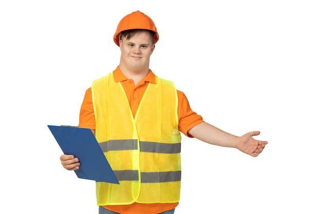 PNG joven sonriente con síndrome de Down en uniforme de trabajo con casco en la cabeza aislado sobre fondo blanco