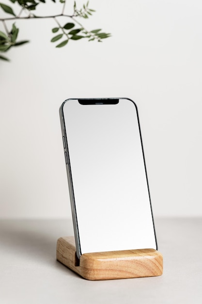 PNG-Mobile-Bildschirm-Mockup durchsichtig auf Holzstütze