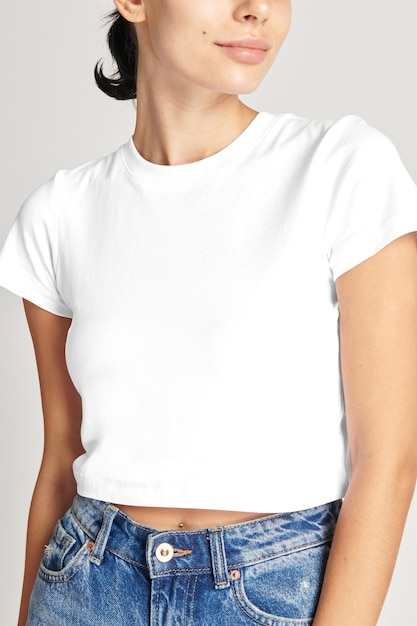 Png-T-Shirt-Mockup für Frauen mit Jeans