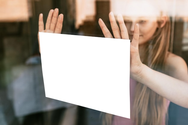 Png-Zeichen-Mockup-Mädchen zeigt Papier durch ein Glasfenster