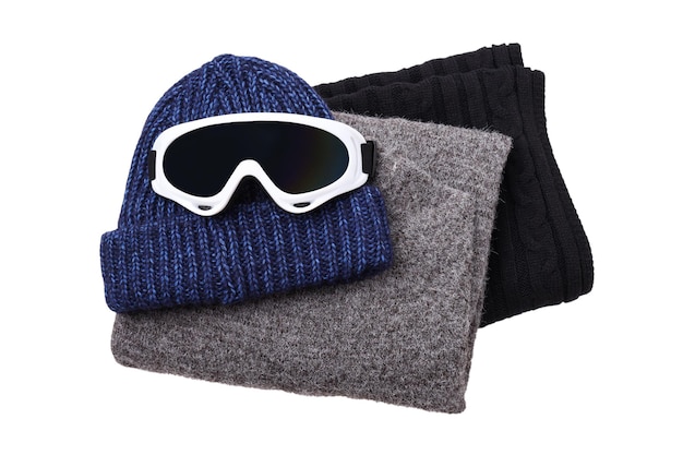 PNGcálido gorro de invierno con gafas de esquí aisladas sobre fondo blanco
