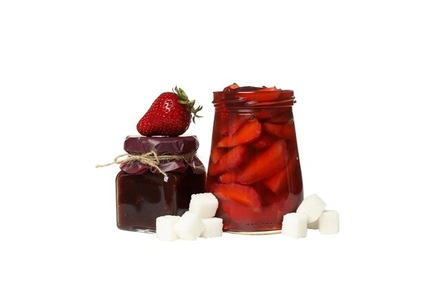 PNGFrische Erdbeeren mit Erdbeermarmelade in einem Glas isoliert auf weißem Hintergrund