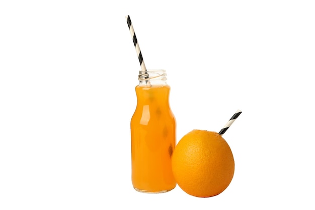 Foto pngun frasco de vidrio de jugo con una naranja aislada sobre un fondo blanco