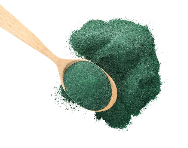 Pó de algas Spirulina e colher na vista superior de fundo branco