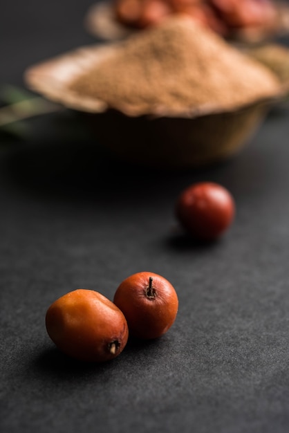 Pó de Borkut orgânico de jujuba ou baga indiana ou Ziziphus mauritiana, que é um tipo de tâmara. Sobre um fundo sombrio, foco seletivo