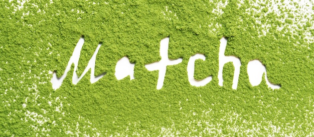 Pó de chá matcha verde com letras em um fundo branco.