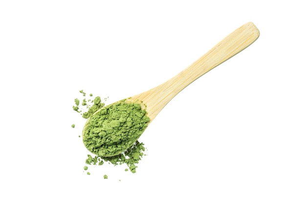 Pó de chá verde matcha isolado em um fundo branco Chá matcha de ervas em uma colher de pau