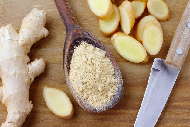 Pó de gengibre moído em colher de pau sobre mesa de madeira rústica Antiinflamatório e antioxidante