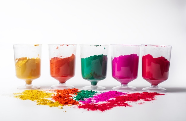 Foto pó de holi colorido em tigela de vidro em fundo branco festival de cores