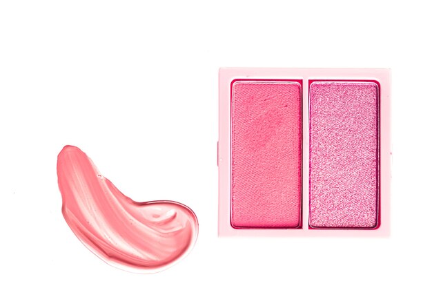 Pó de sombra de olho ou paleta de maquiagem de blush como sombra cosmética rosa lisa e brilho labial é ...