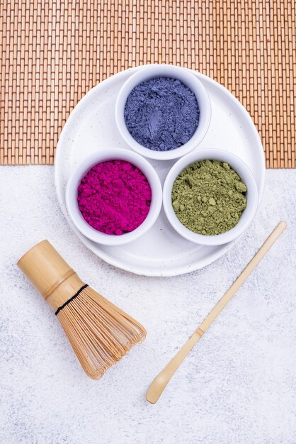 Pó matcha verde, azul e rosa