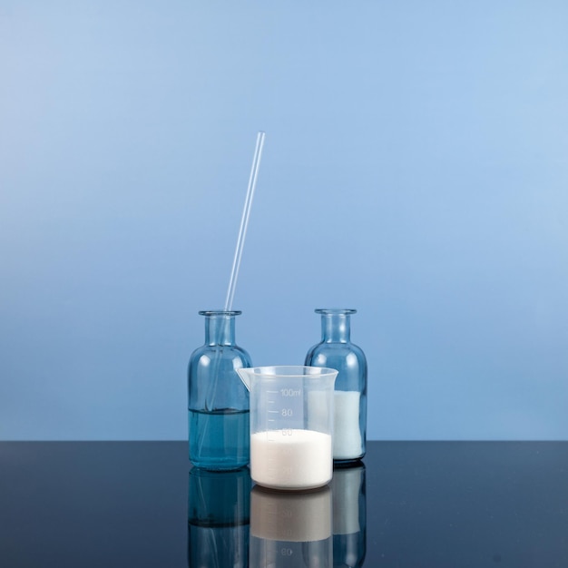 Pó solúvel em água branco em frasco e soro de colágeno L carnitina concentrado em garrafas de vidro