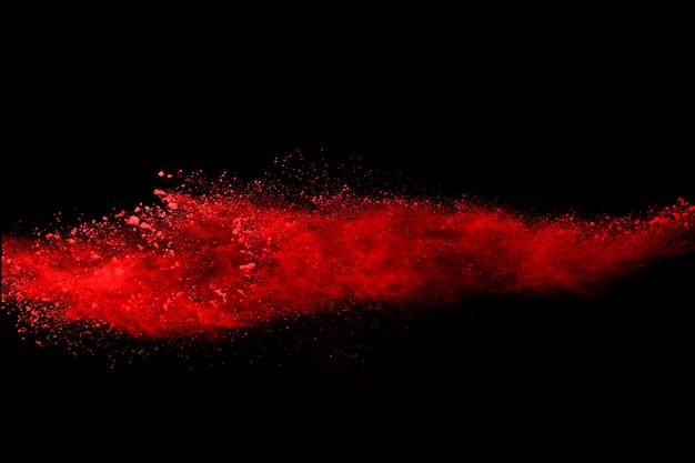 Foto pó vermelho abstrato splatted no fundo preto.