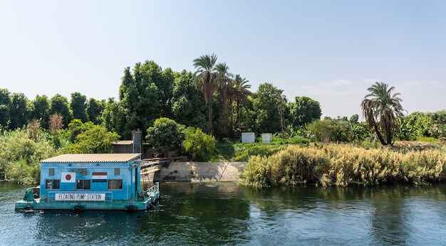 La población local egipcia que vive en la orilla del río Nilo, Egipto